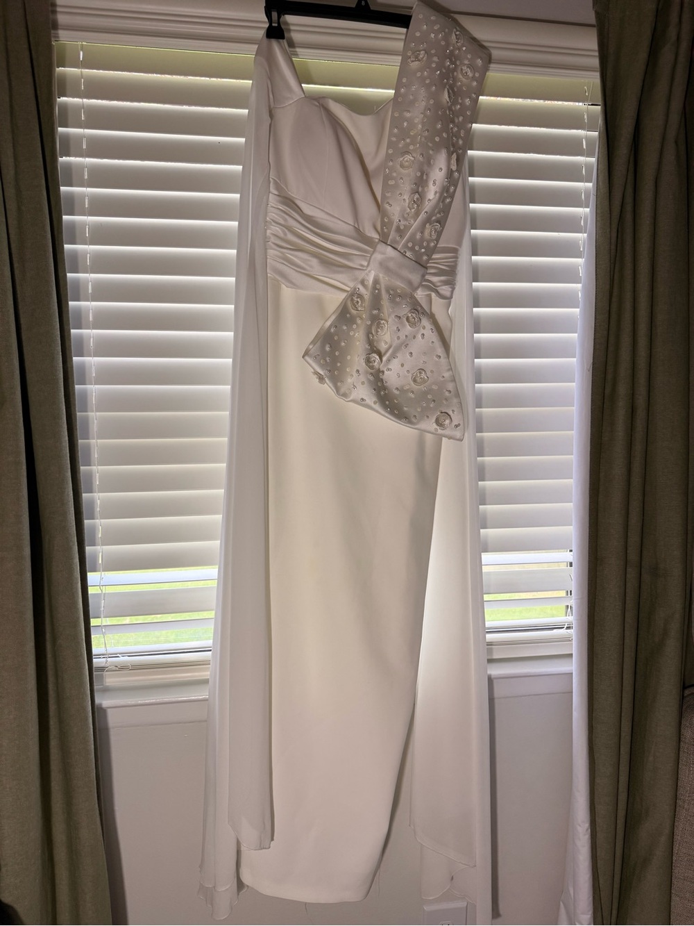 White Ivory Formal - Picture 4 of 7